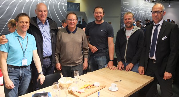 Pascal Bourquin, Fritz Jost, Jean-Pascal Solioz, Stéphane Augier, Patrick Theytaz et Vincent Epiney sur le stand de Garaventa/Doppelmayr