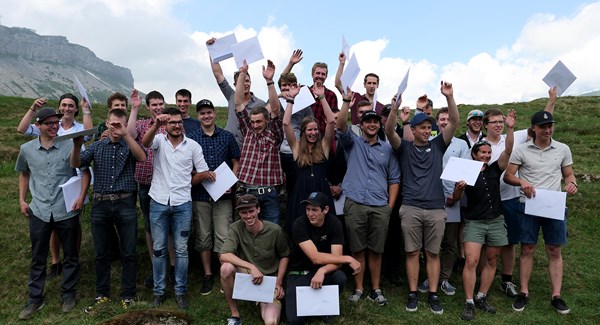 Les tout nouveaux mécatroniciens de remontées mécaniques sont ravis d’avoir terminé leur formation. (Photo: RMS)