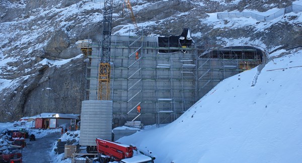 On travaille intensivement  à la station Eigergletscher pour que le nouveau téléphérique 3S puisse entrer en service  le 12 décembre 2020.