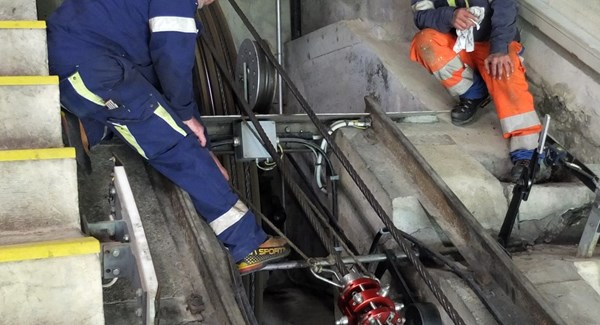 Hanspeter Häsler et Jorge Mora Maltez nettoyant le câble tracteur du funiculaire du Reichenbach 