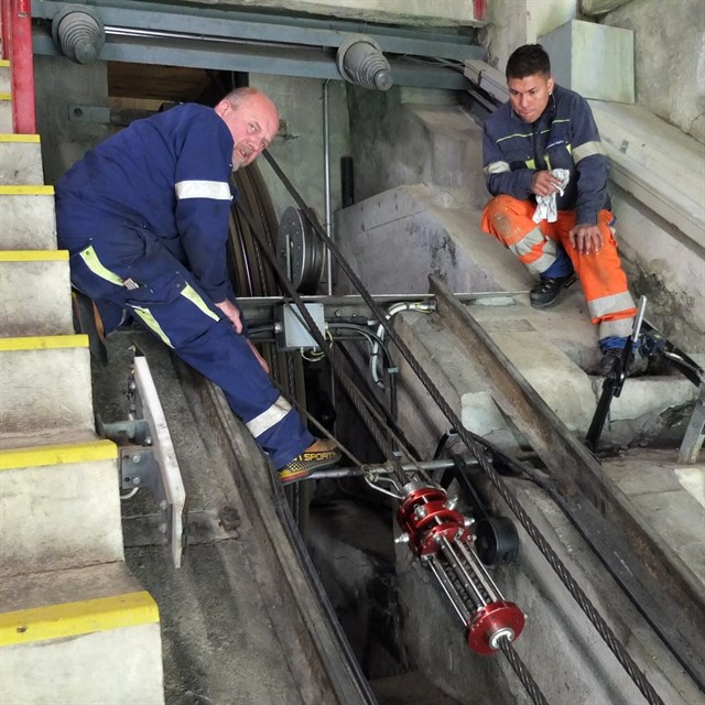 B 1 Mitarbeiter Der Kwo Reinigen Zugseil